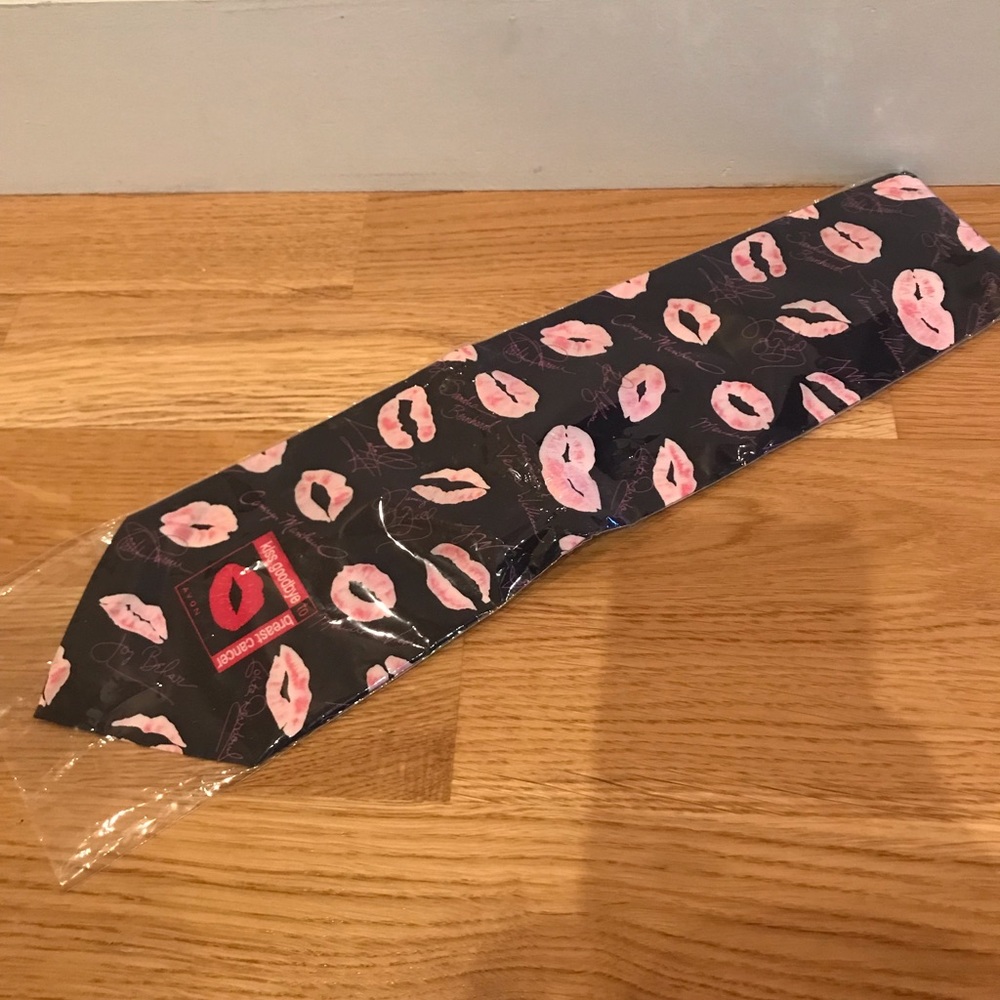 NIB Silk tie by Avon 🚫Breast Cancer Celeb w names